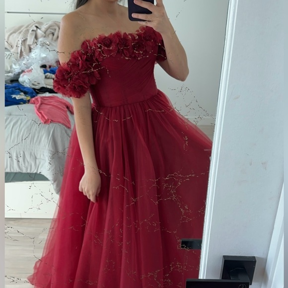 Teuta Matoshi royal crimson gown - Picture 4 of 7